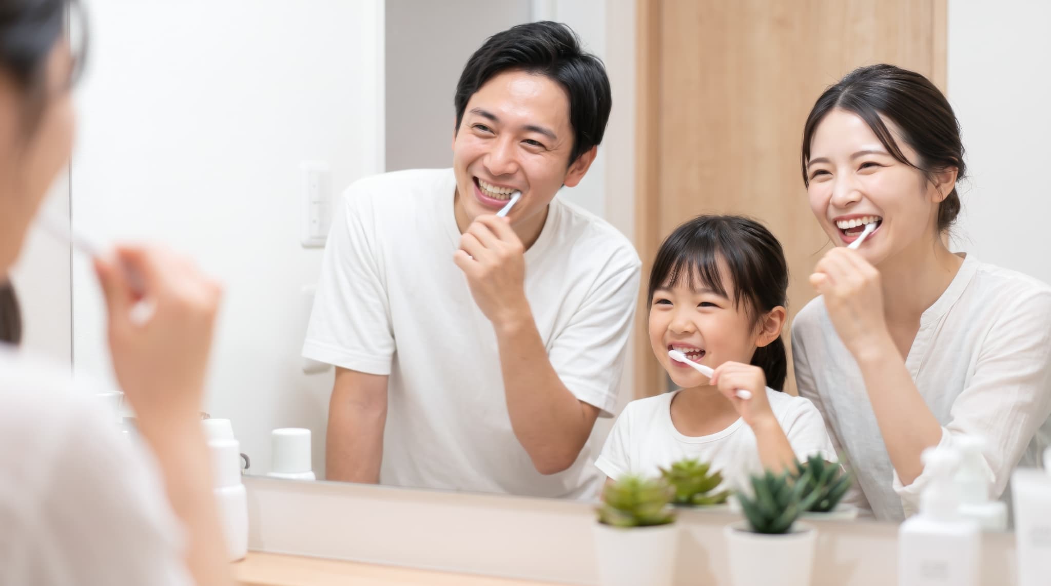 家族で並んで歯磨きをする様子